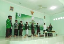 Pemotongan-tumpeng-oleh-KH-Ahsan-Ghozali-Rais-Syuriah-PCNU-Tuban