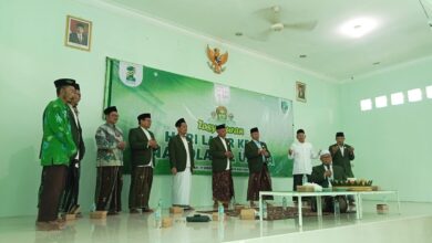 Pemotongan-tumpeng-oleh-KH-Ahsan-Ghozali-Rais-Syuriah-PCNU-Tuban