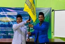 penyerahan-bendera-pmii-dari-ketua-demisioner-kepada-ketua-terpilih